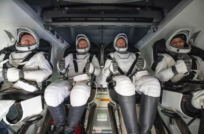 Read more about the article Astronauții blocați în spațiu s-au întors pe Pământ