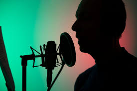 Read more about the article Ce este un Voice-Over și cum a evoluat industria reclamelor