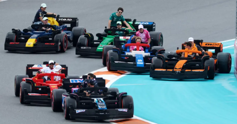 Read more about the article Piloții de Formula 1 s-au întrecut cu bolizi din LEGO